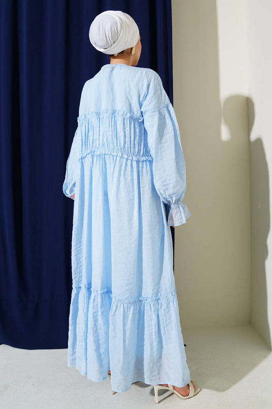 فستان كتان أزرق بفتحة رقبة على شكل حرف V وتفاصيل مجمعة