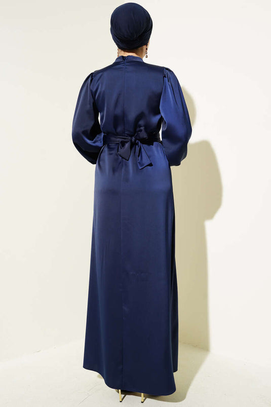 فستان ساتان أساسي مع حزام مطوي باللون الأزرق الداكن
