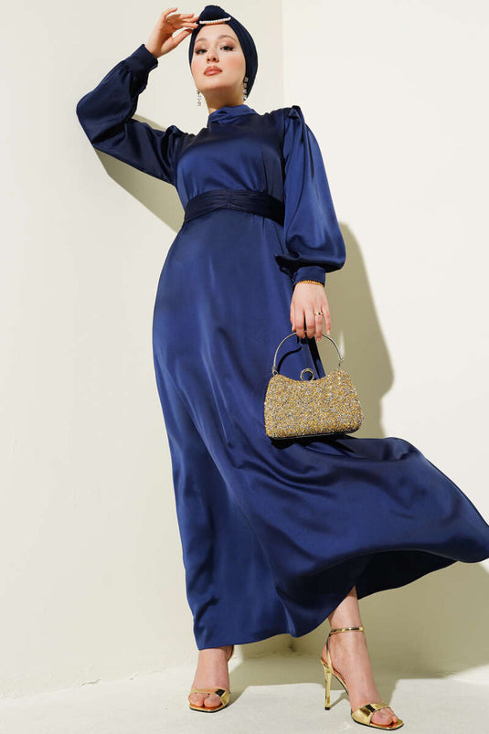 فستان ساتان أساسي مع حزام مطوي باللون الأزرق الداكن