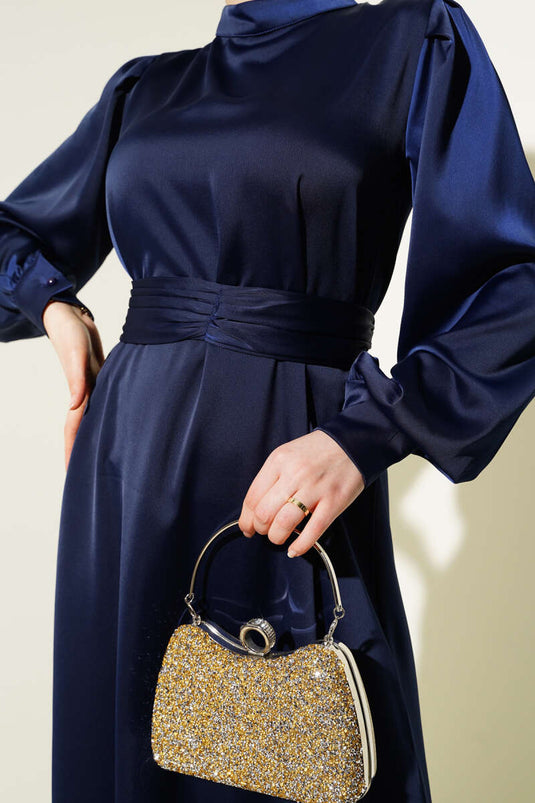 فستان ساتان أساسي مع حزام مطوي باللون الأزرق الداكن