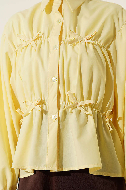 Camicia corta gialla con fiocco e arricciature