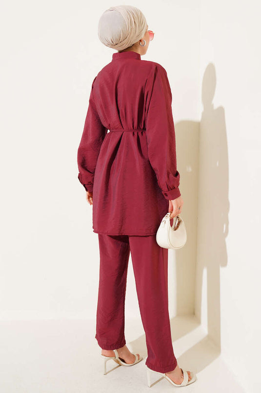 بدلة أساسية من قطعتين مع حزام برباط باللون الأحمر الداكن