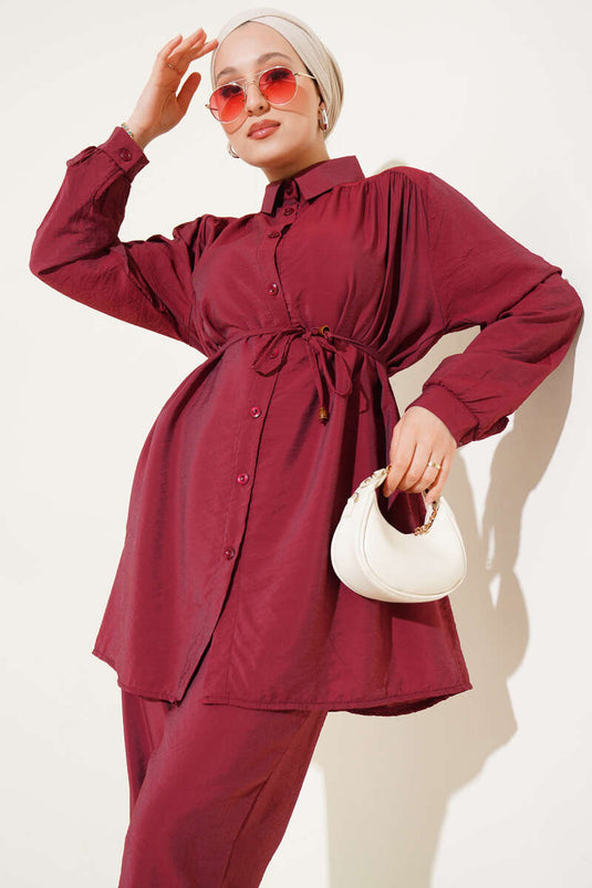 بدلة أساسية من قطعتين مع حزام برباط باللون الأحمر الداكن