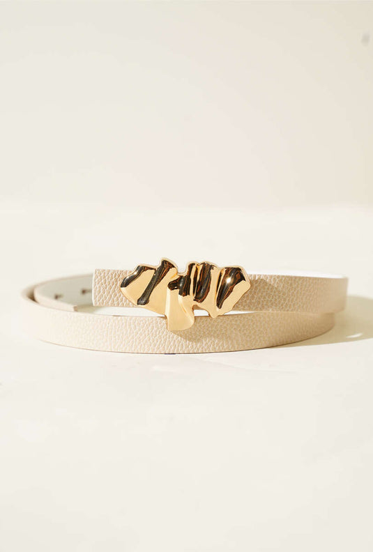 Beige riem met metalen gesp en plooien