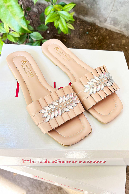 Chaussons beiges à détails en pierre froncée