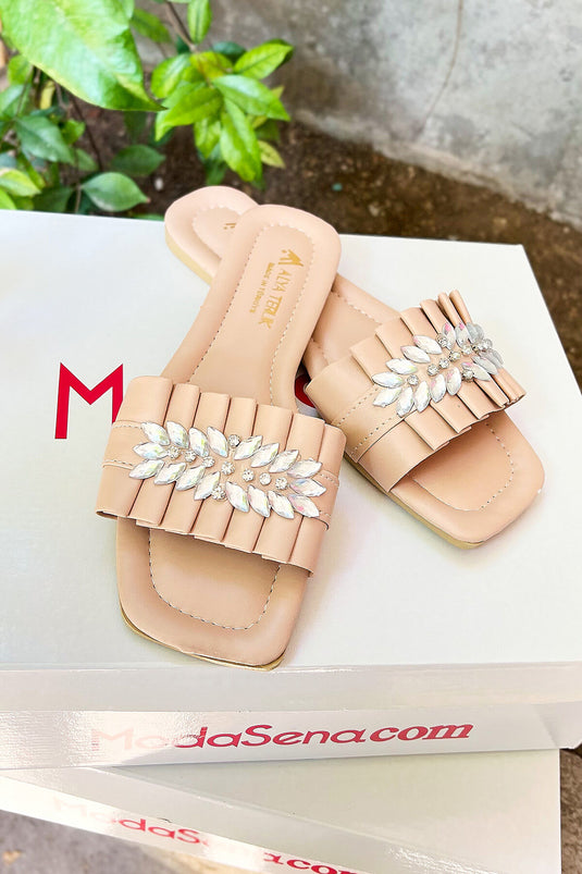 Chaussons beiges à détails en pierre froncée