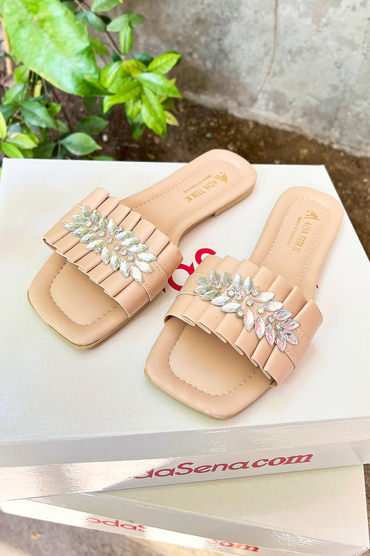 Chaussons beiges à détails en pierre froncée