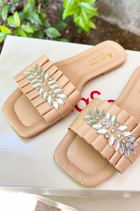 Chaussons beiges à détails en pierre froncée