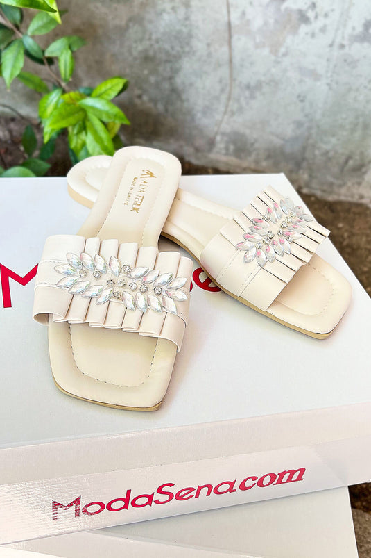 Chaussons crème avec détails en pierre froncée