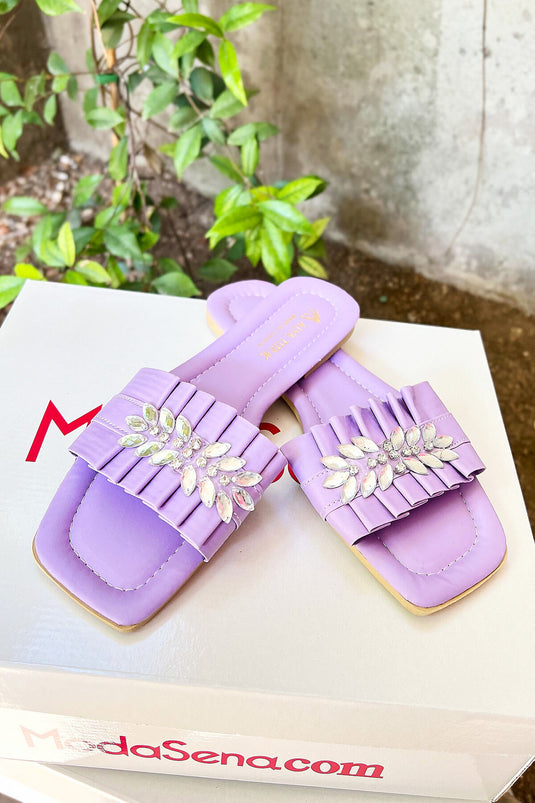 Chaussons lilas avec détails en pierre froncée