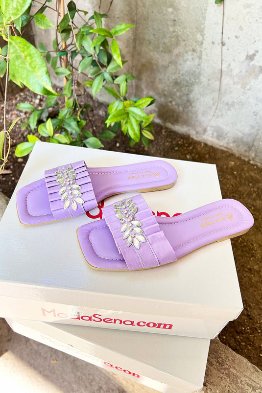 Chaussons lilas avec détails en pierre froncée