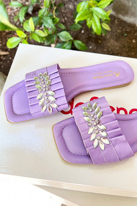 Chaussons lilas avec détails en pierre froncée