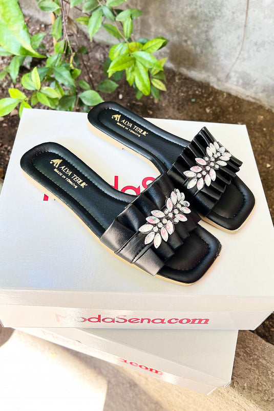 Chaussons noirs à détails en pierre rassemblée