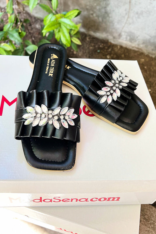 Chaussons noirs à détails en pierre rassemblée