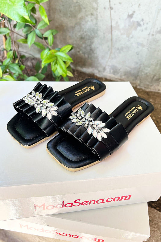 Chaussons noirs à détails en pierre rassemblée