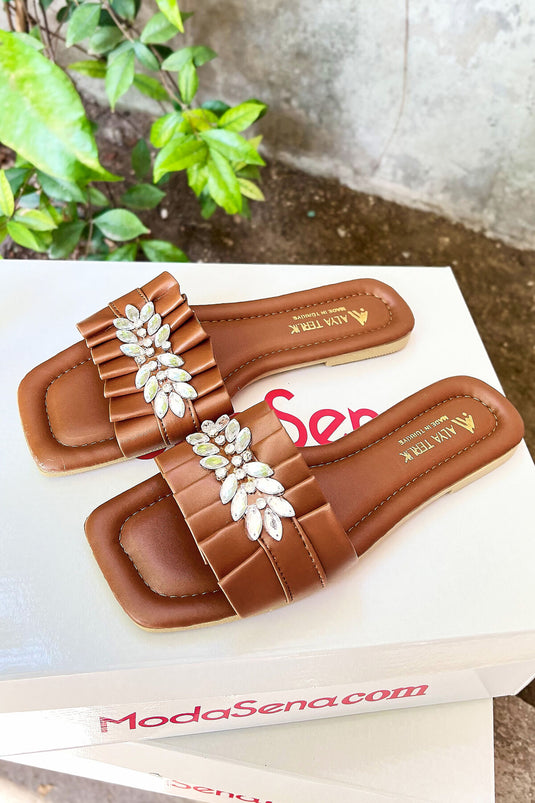 Chaussons à détails en pierre froncée, couleur beige