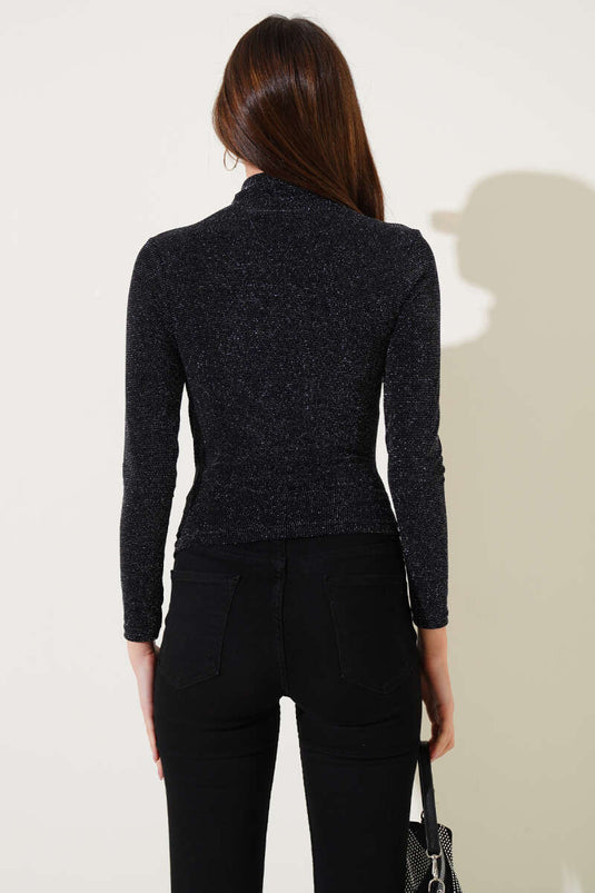 بلوزة لامعة بأكمام طويلة ومجمعة باللون الأسود