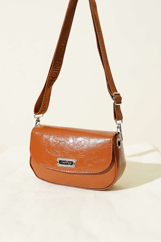 Sac en cuir verni à bandoulière croisée couleur tabac