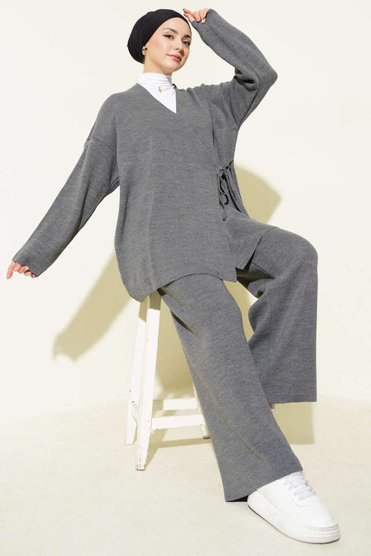 بدلة محبوكة متقاطعة باللون الدخاني