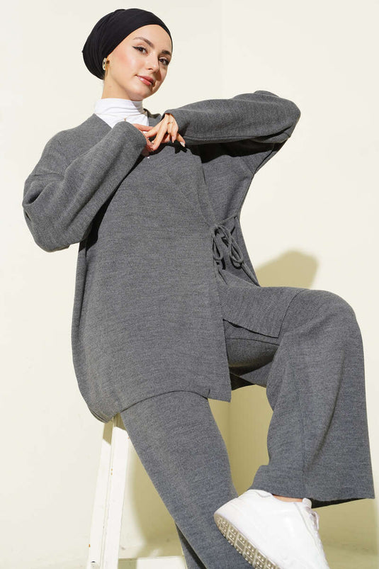 بدلة محبوكة متقاطعة باللون الدخاني