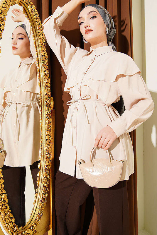 Chemise beige avec ceinture en corde et détails croisés
