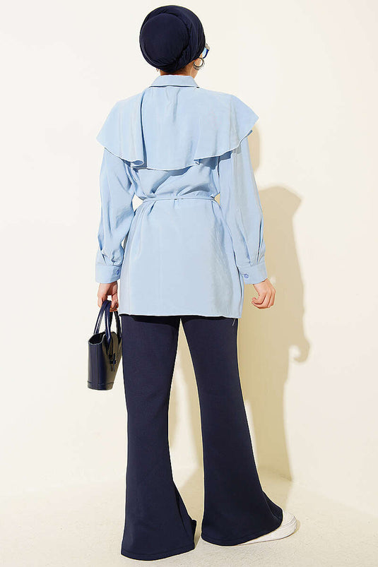 Chemise bleue avec ceinture en corde et détails croisés