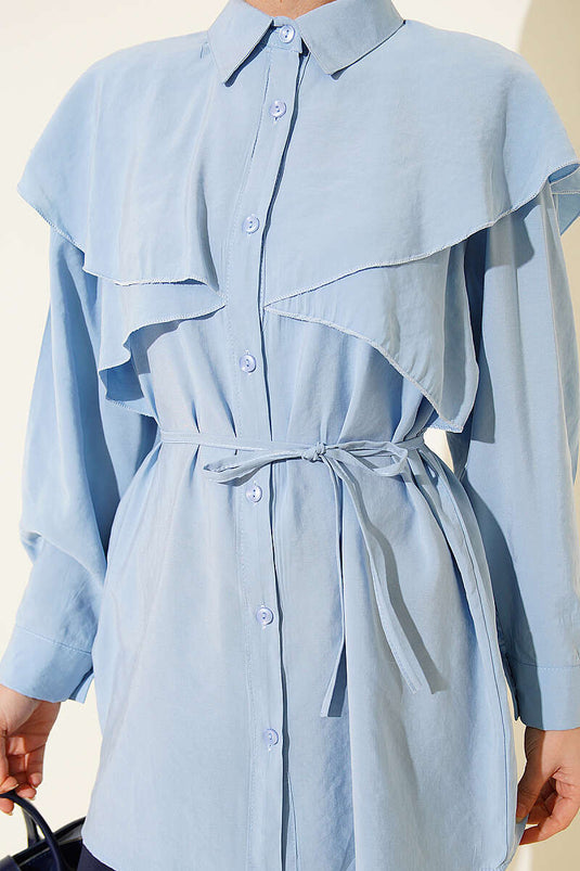 Chemise bleue avec ceinture en corde et détails croisés