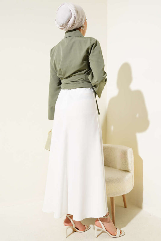 قميص قصير بأزرار متقاطعة باللون الكاكي