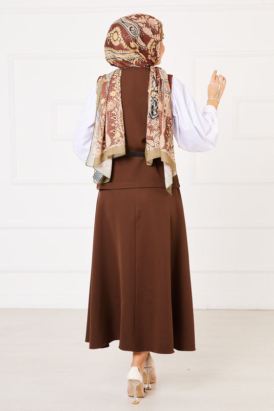 بدلة حجاب مزدوجة ذات أزرار متقاطعة باللون البني