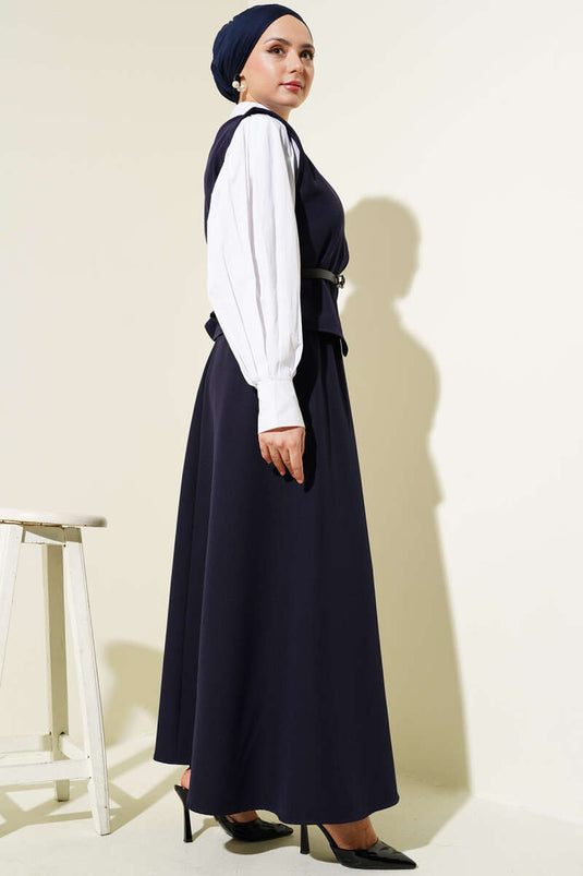 بدلة مزدوجة الصدر مع أزرار متقاطعة وحزام وتنورة باللون الأزرق الداكن