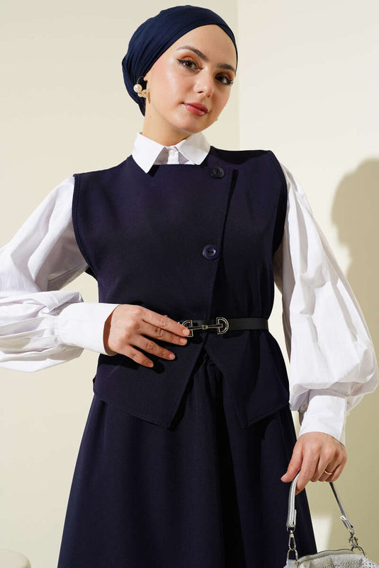 بدلة مزدوجة الصدر مع أزرار متقاطعة وحزام وتنورة باللون الأزرق الداكن