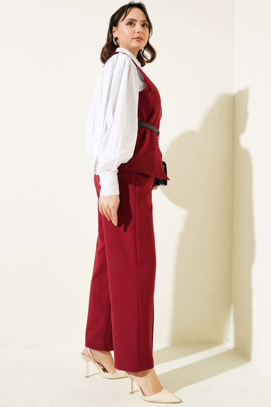 Costume deux pièces avec boutons croisés, ceinture et gilet rouge bordeaux