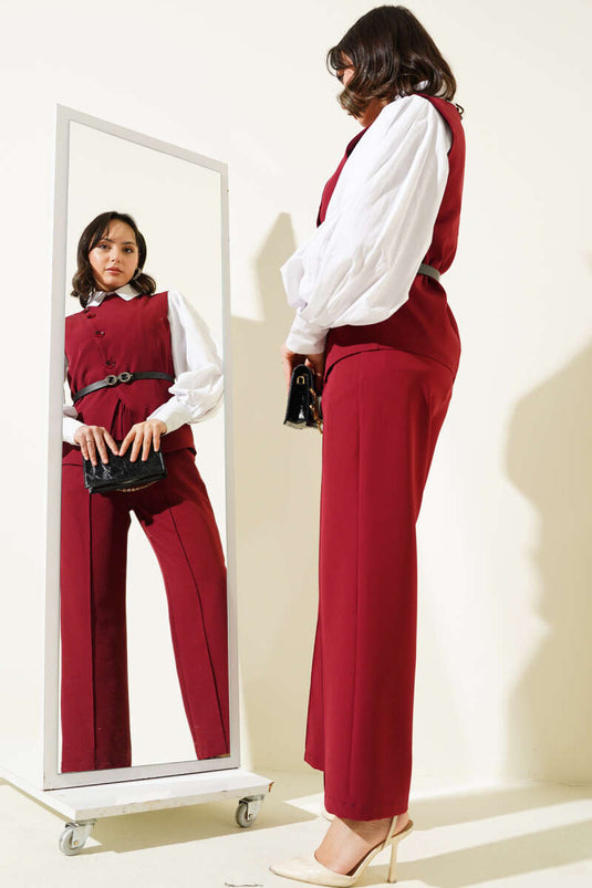 Costume deux pièces avec boutons croisés, ceinture et gilet rouge bordeaux