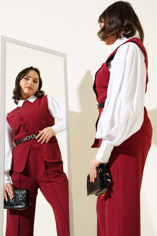 Costume deux pièces avec boutons croisés, ceinture et gilet rouge bordeaux