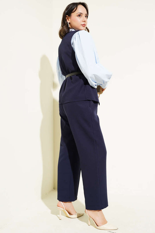 Costume deux pièces avec ceinture à boutons croisés et gilet bleu marine