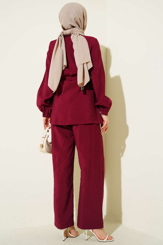 Ensemble double en modal bordeaux avec ceinture et boutons croisés