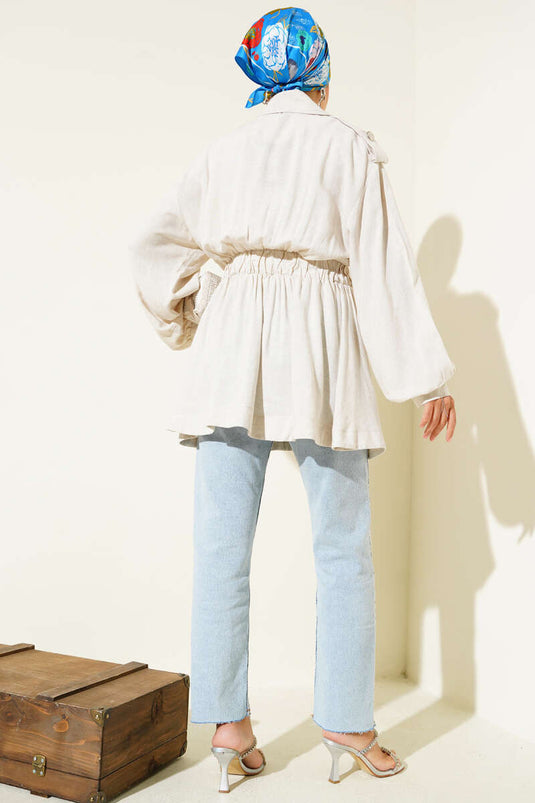 جاكيت بحزام وسحاب قطري باللون البيج