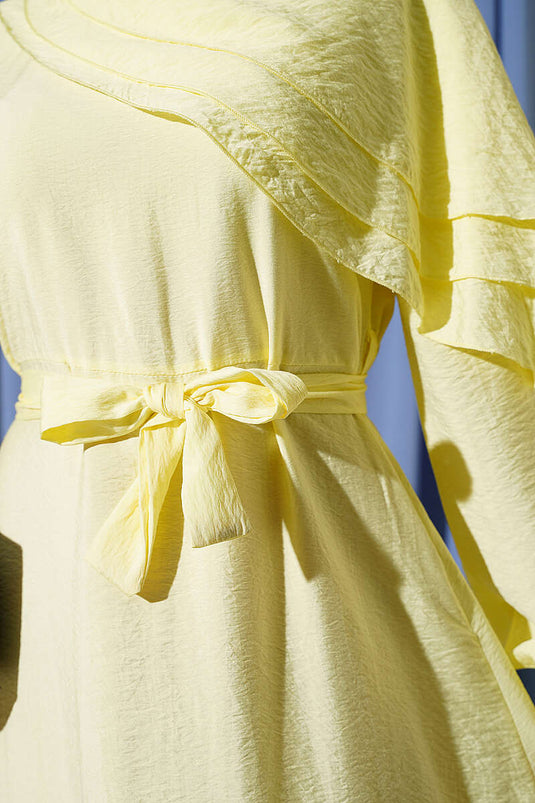 Gelbes Rüschen-Kreuz-Design Kleid