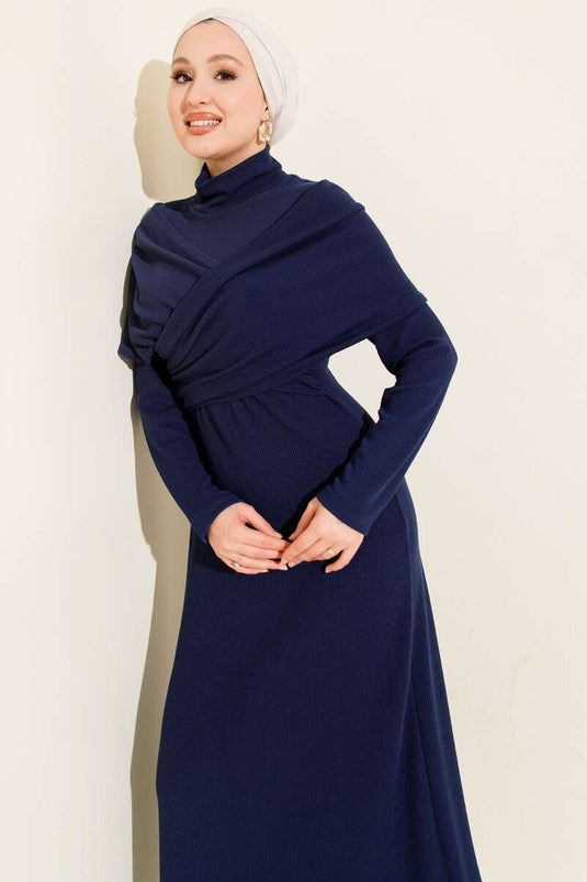 فستان مخملي أزرق داكن بتصميم متقاطع