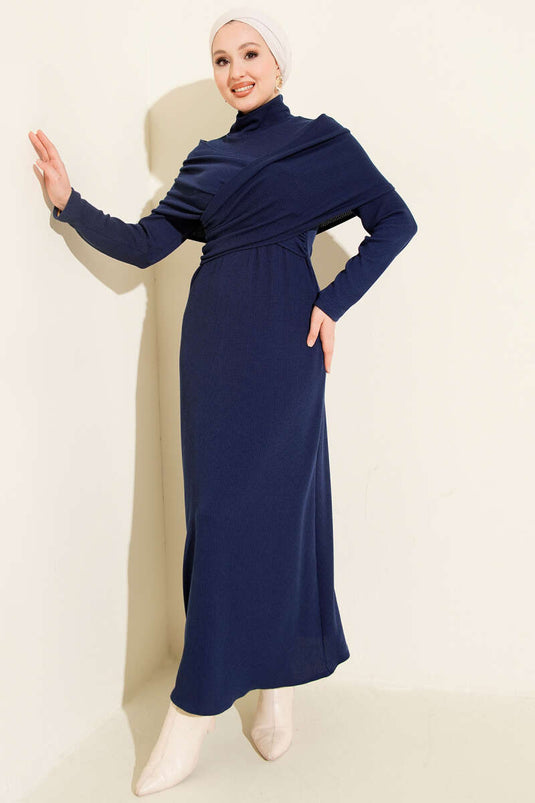 فستان مخملي أزرق داكن بتصميم متقاطع