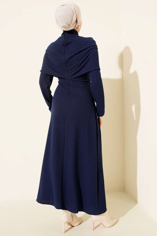 فستان مخملي أزرق داكن بتصميم متقاطع