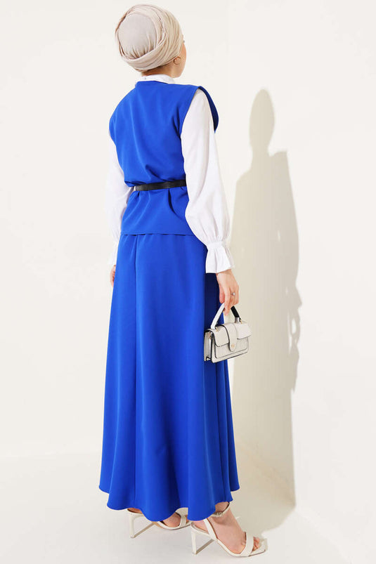 بدلة من قطعتين بأزرار ذهبية متقاطعة وتنورة ساكسفون