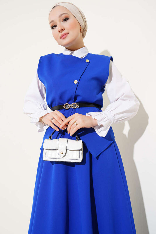 بدلة من قطعتين بأزرار ذهبية متقاطعة وتنورة ساكسفون