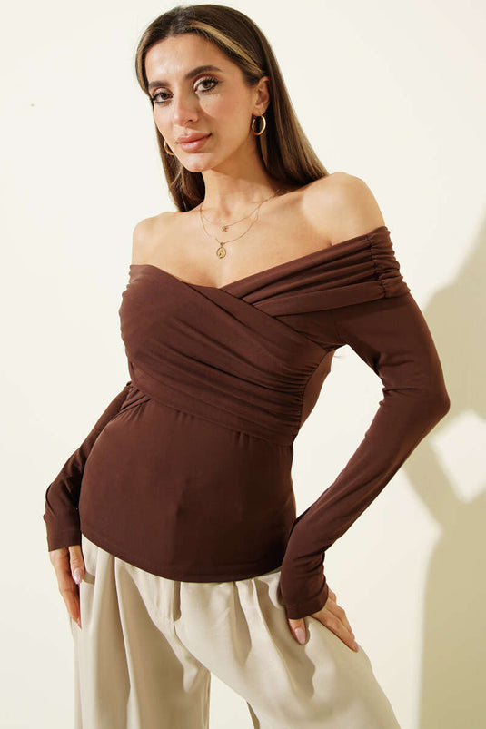 بلوزة ساندى بياقة مادونا متقاطعة باللون البني