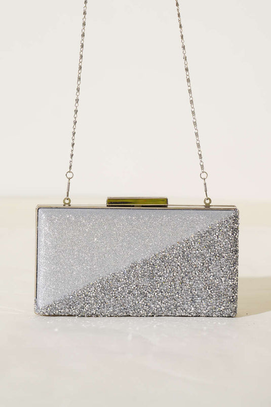 حقيبة سهرة مستطيلة مزينة بالصليب، فضية اللون