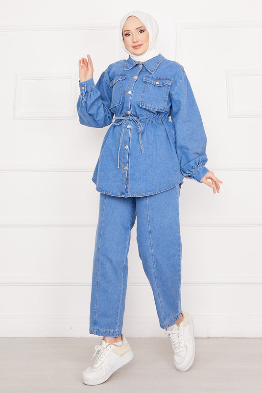 Costume en jean bleu avec hijab et poches détaillées et taille nouée