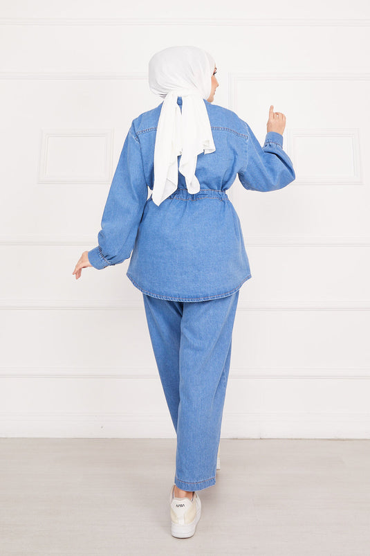 Costume en jean bleu avec hijab et poches détaillées et taille nouée