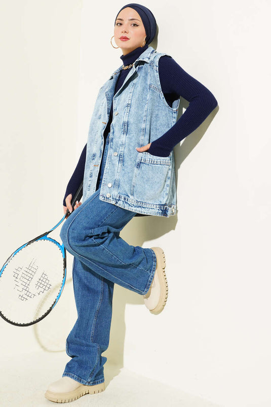 Gilet en jean bleu denim avec poches.