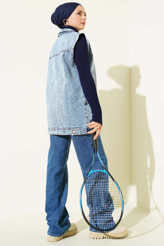 Gilet en jean bleu denim avec poches.