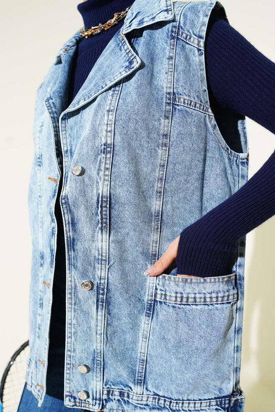 Gilet en jean bleu denim avec poches.